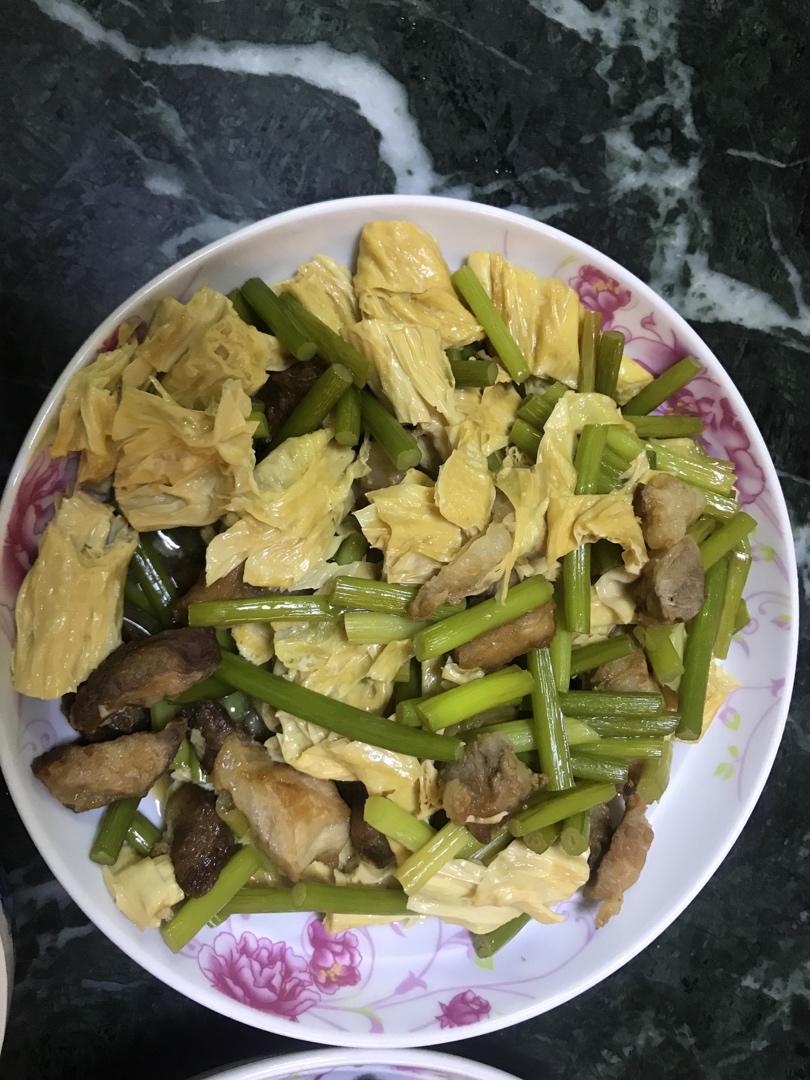 五花肉焖腐竹