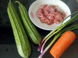 吃瓜季节~丝瓜炒肉的做法 步骤1