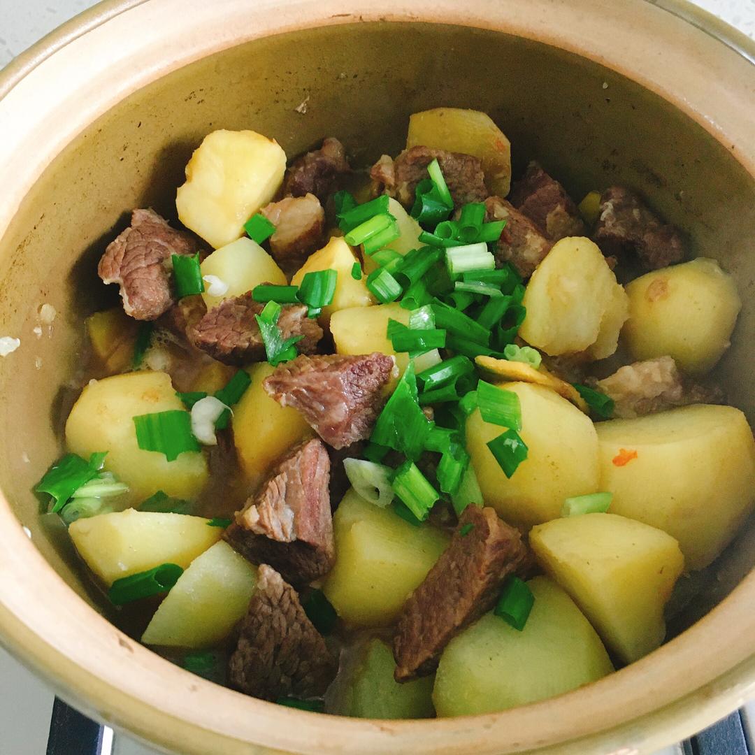 老板，给我来一锅小土豆炖鲜牛腩！