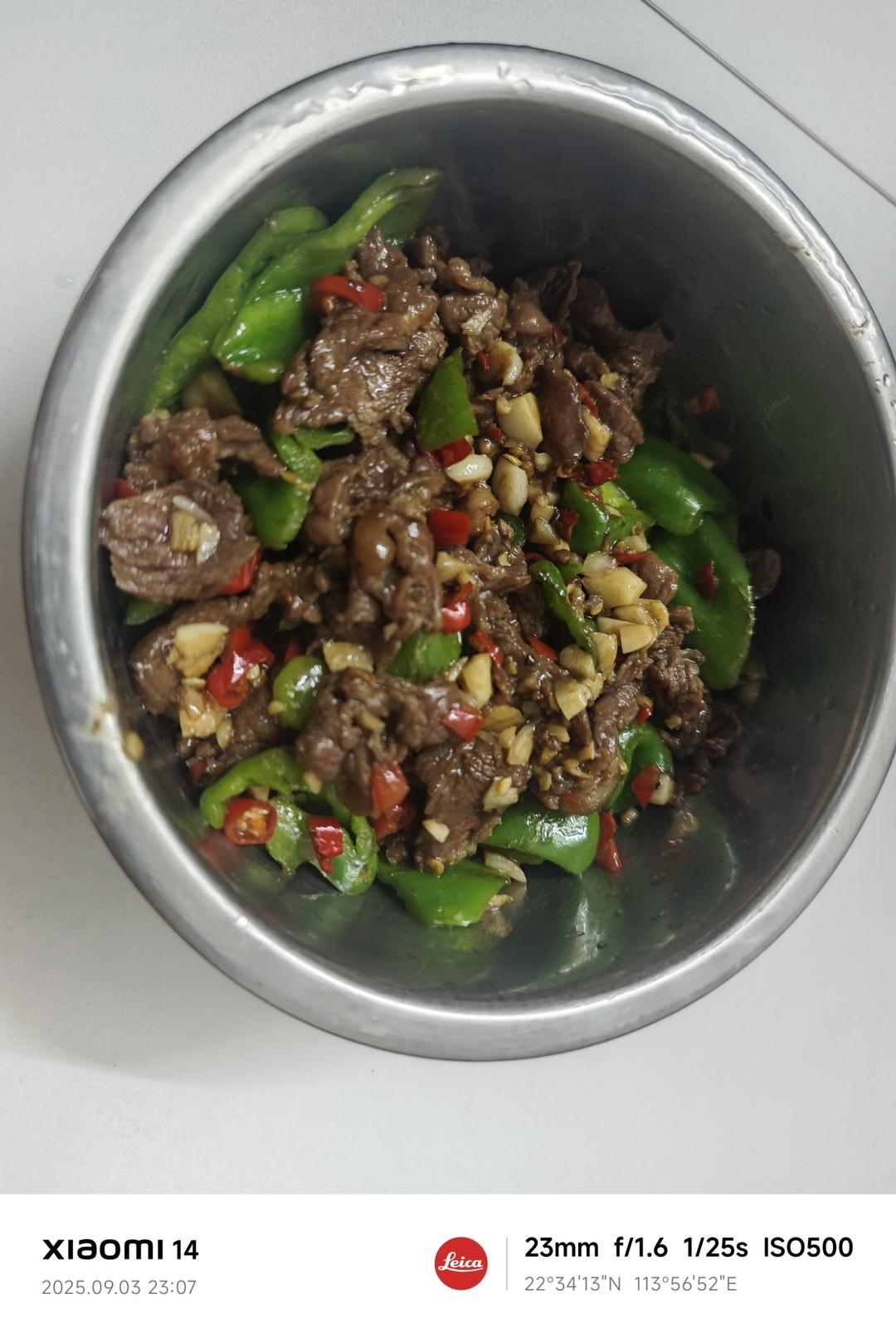 3分钟快手青椒炒牛肉，家庭版无盐无味精嫩香牛肉，我的常备菜单
