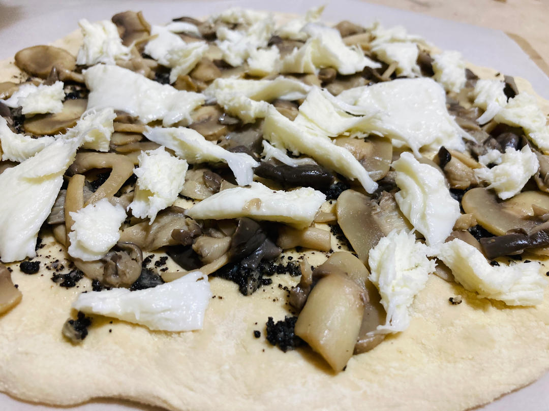 松露酱蘑菇披萨 Pizza with Mushrooms, Mozzarela and Truffle