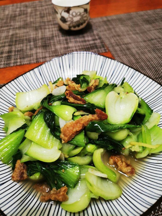 红小樱桃做的猪油渣炒青菜