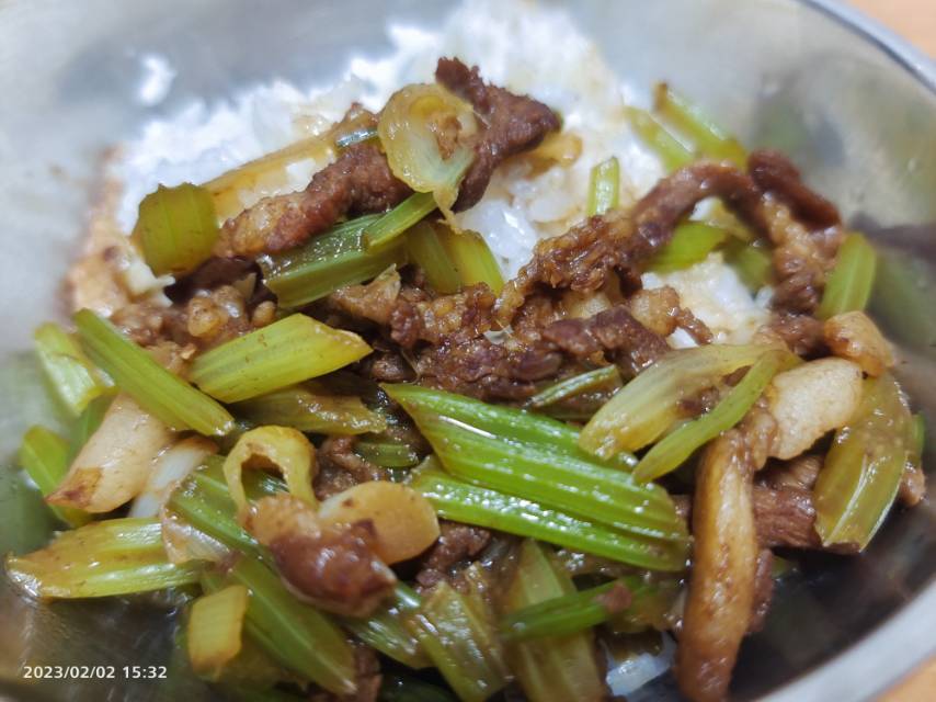 有点费米饭的芹菜炒肉
