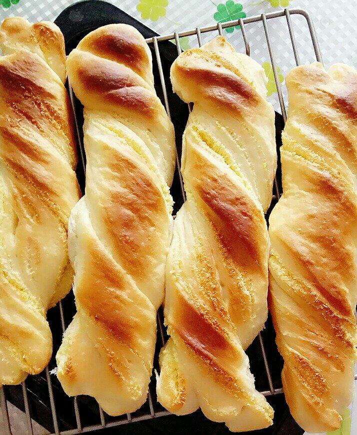 彩云飞-小多做的椰蓉奶棒面包