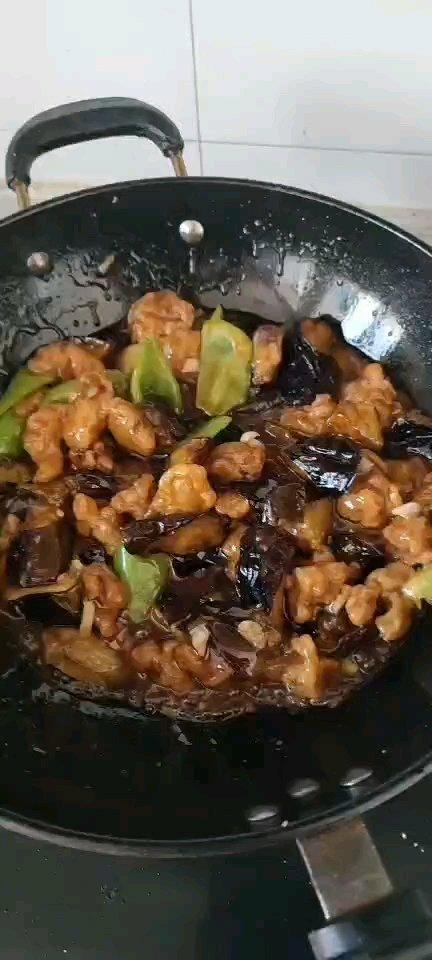 肉段烧茄子！东北菜的精髓：黢黑、稀neng、胶黏、齁咸、好吃