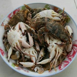 小螃蟹炖南瓜土豆的做法 步骤1