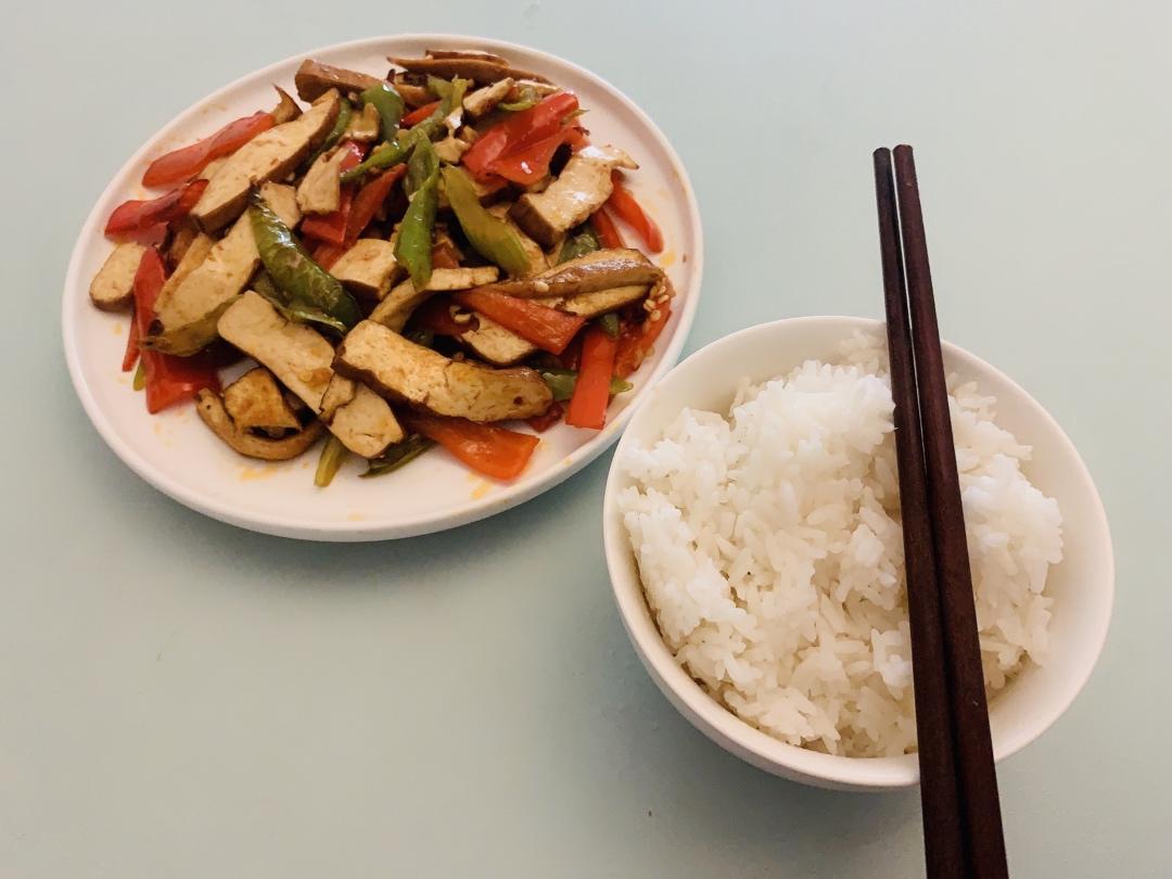 香干香肠炒青椒（老干妈香辣版）