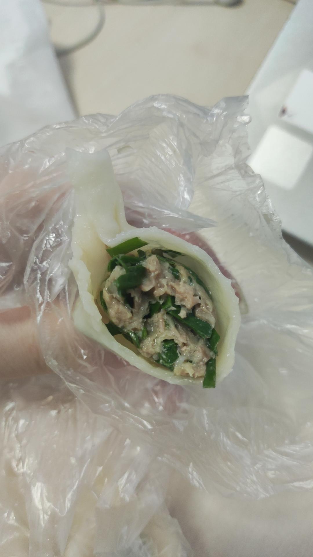韭菜猪肉饺子(附擀皮和最简单的饺子包法)