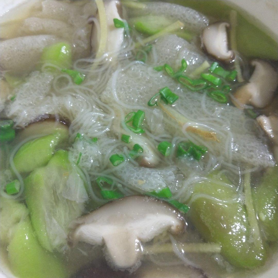竹荪丝瓜菌菇汤