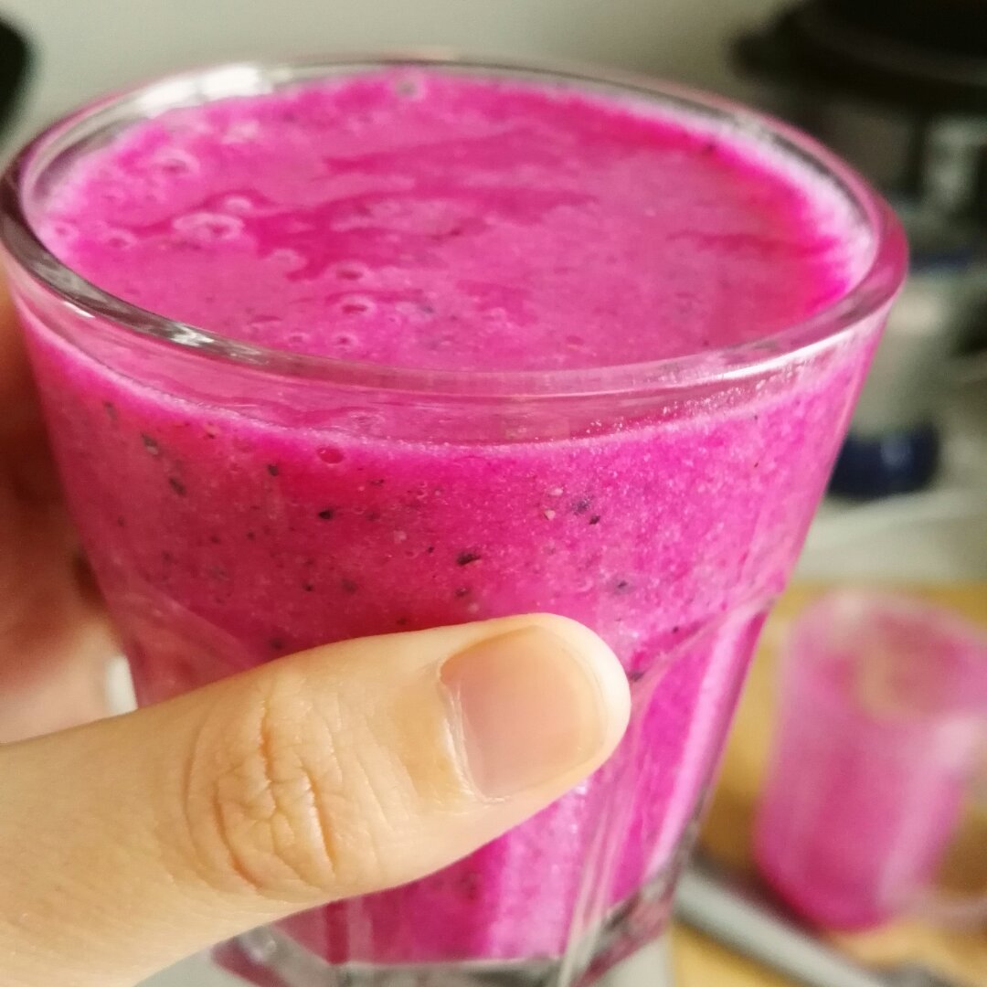 红心火龙果奶昔