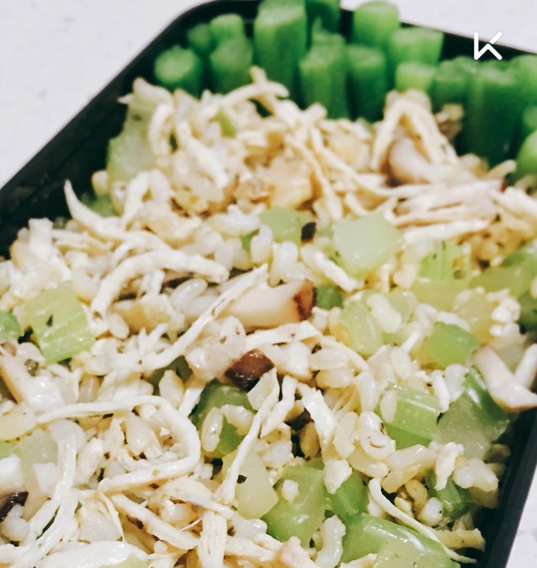 西芹香菇糙米无油炒饭