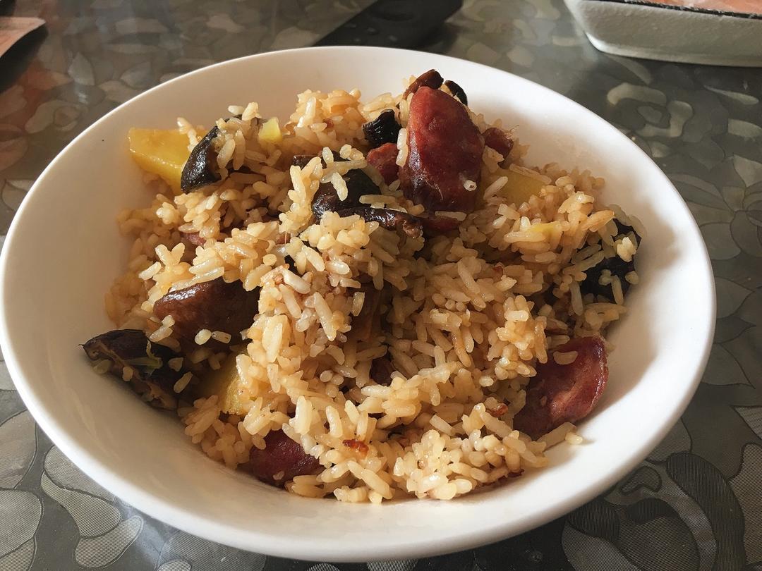 香菇腊肠土豆焖饭