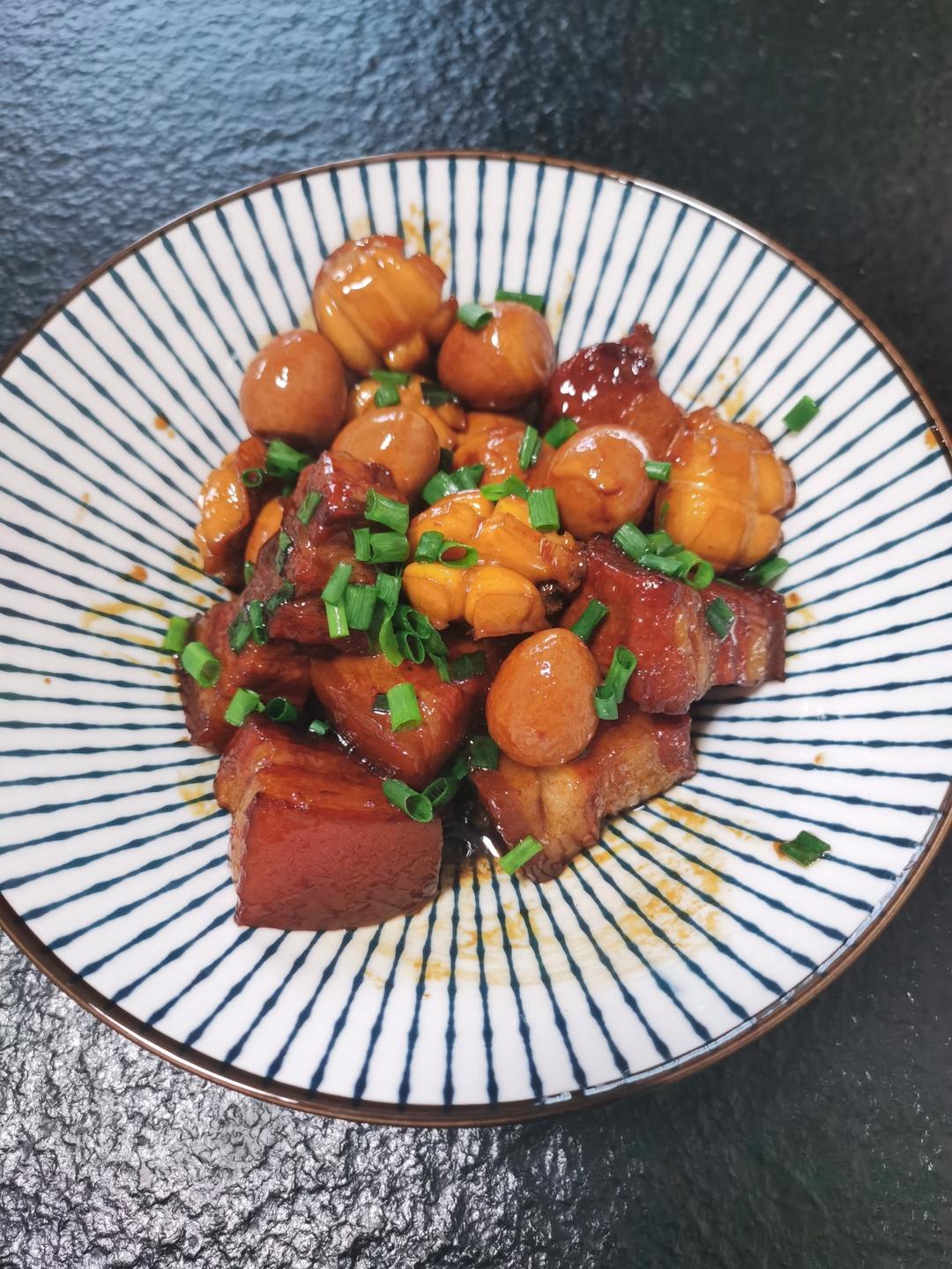 加了鹌鹑蛋后，这盘红烧肉，美味的逆天啦——鹌鹑蛋烧肉（孔瑶食谱）