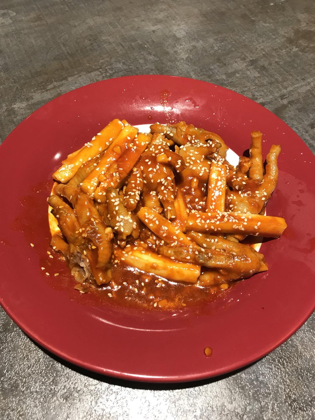 韩式辣鸡爪年糕的做法