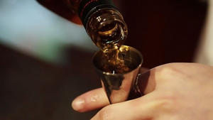 威士忌酸鸡尾酒（Whiskey Sour）的做法 步骤1