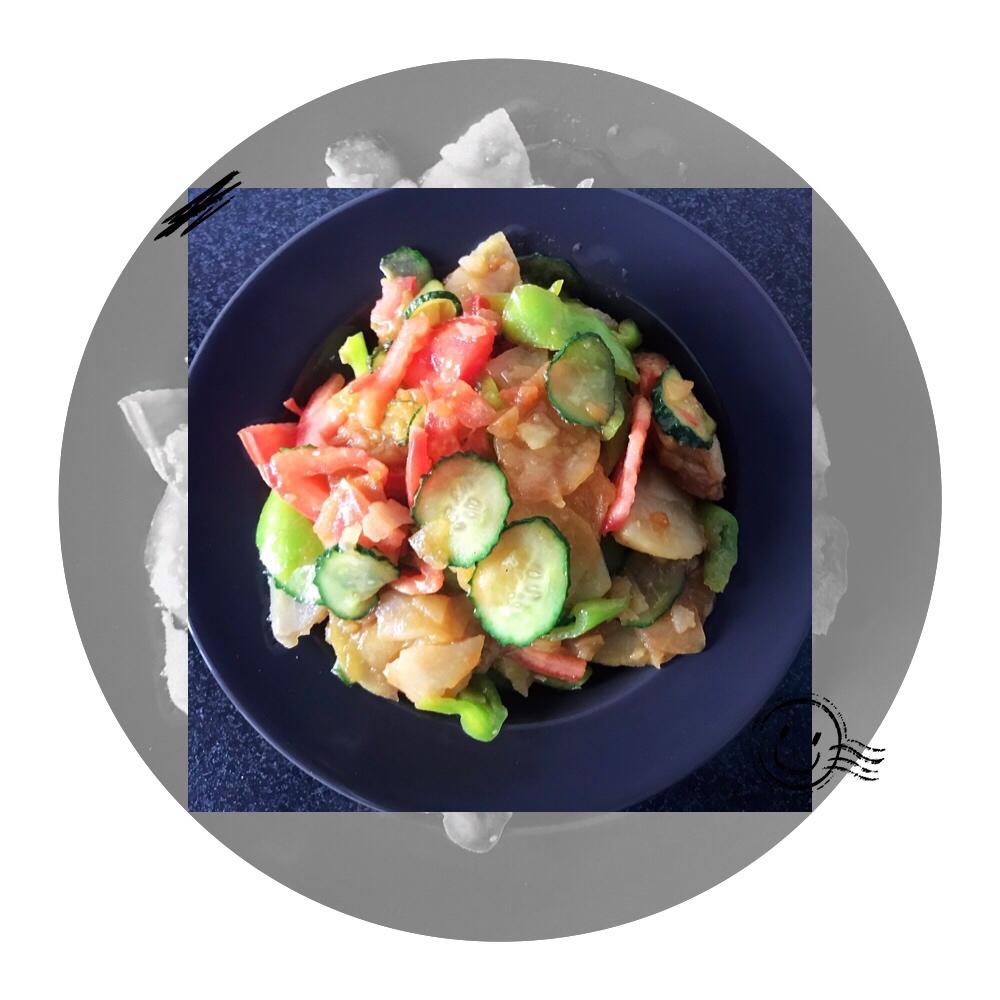 土豆片炒西红柿炒辣椒炒黄瓜