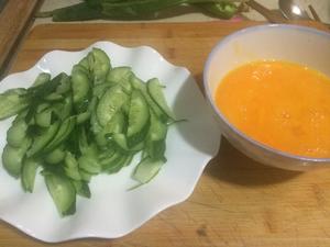 老丁的私房菜－黄瓜炒鸡蛋的做法 步骤1
