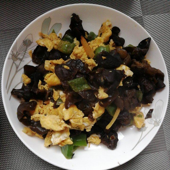 青椒木耳炒鸡蛋