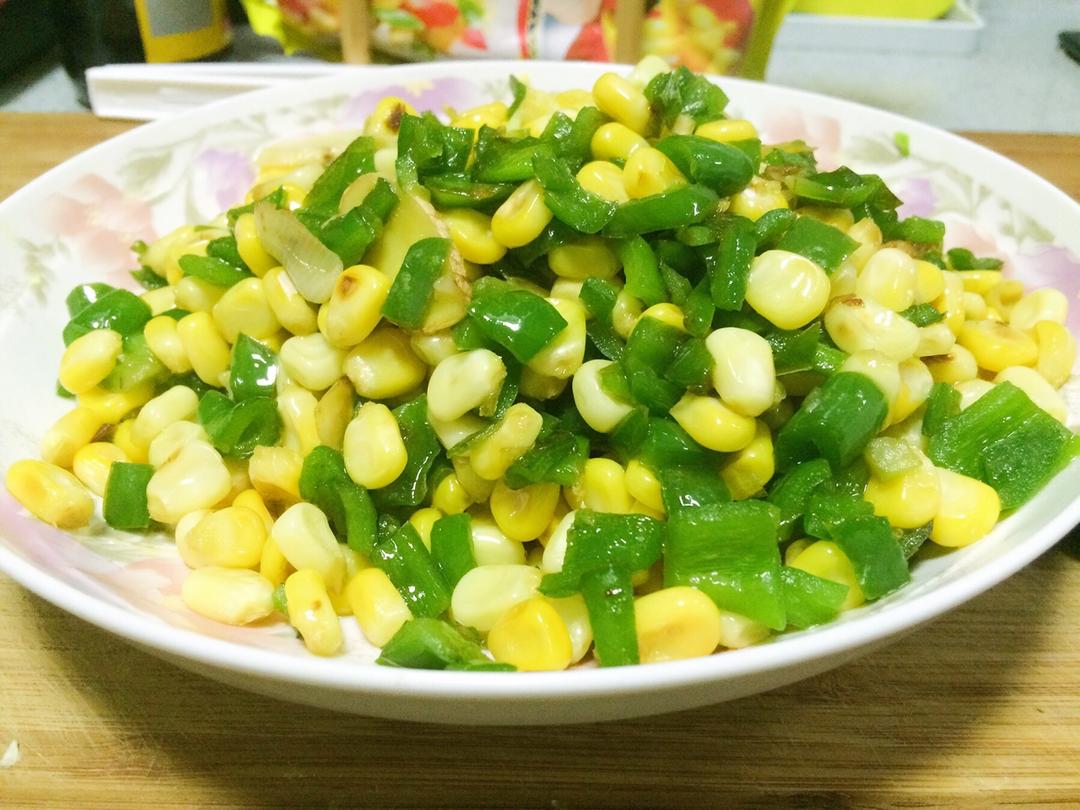 张妈妈的厨房做的青椒炒玉米