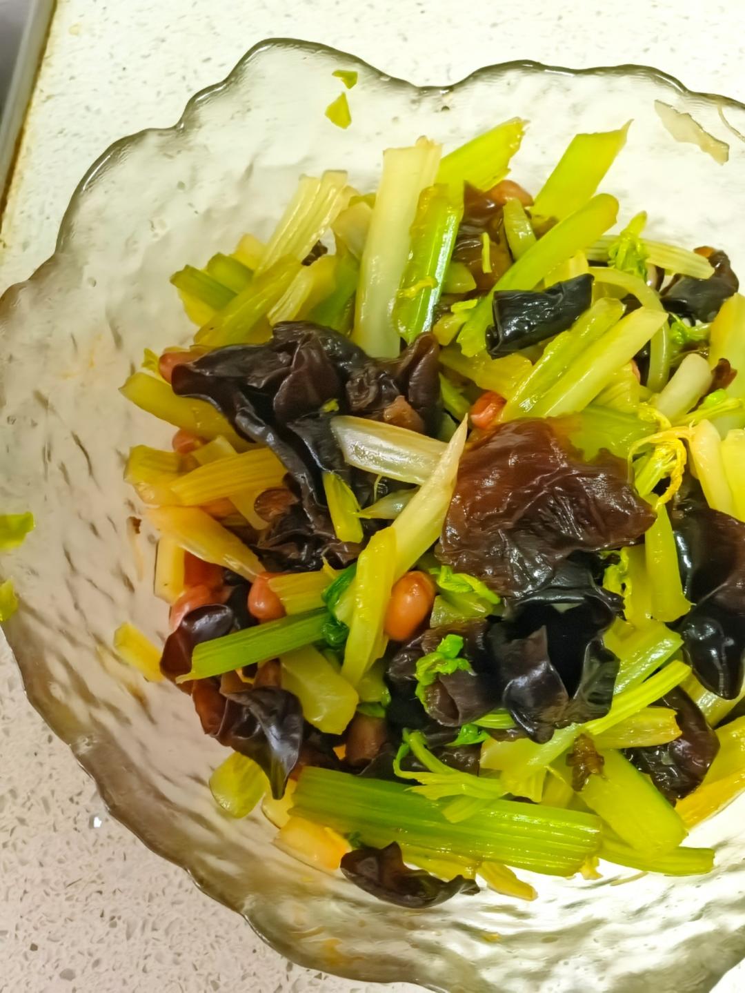 芹菜木耳拌花生米-低脂快手又营养的清爽小菜