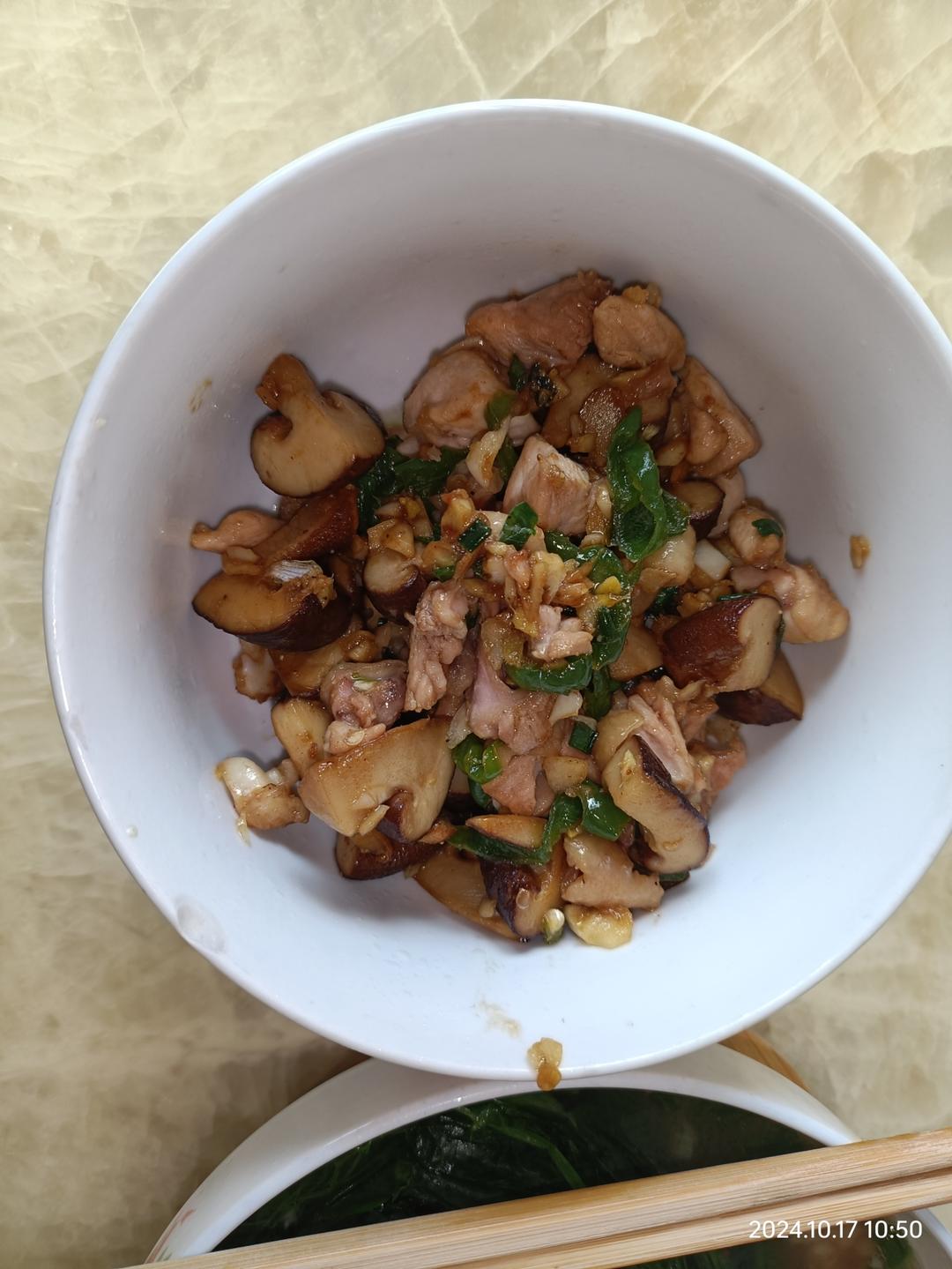 你一定要试下这个顺序的香菇炒鸡腿肉，是真的很香