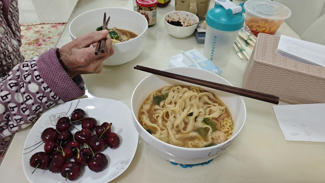 蔬菜虾仁面