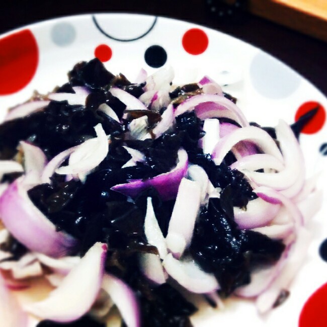 凉拌洋葱木耳菜