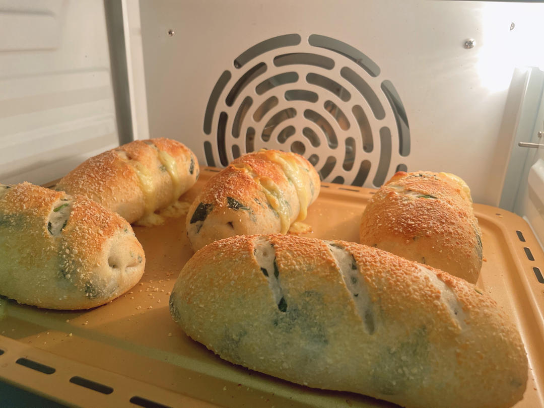 好吃不腻的咸口面包｜【全麦菠菜芝士面包】