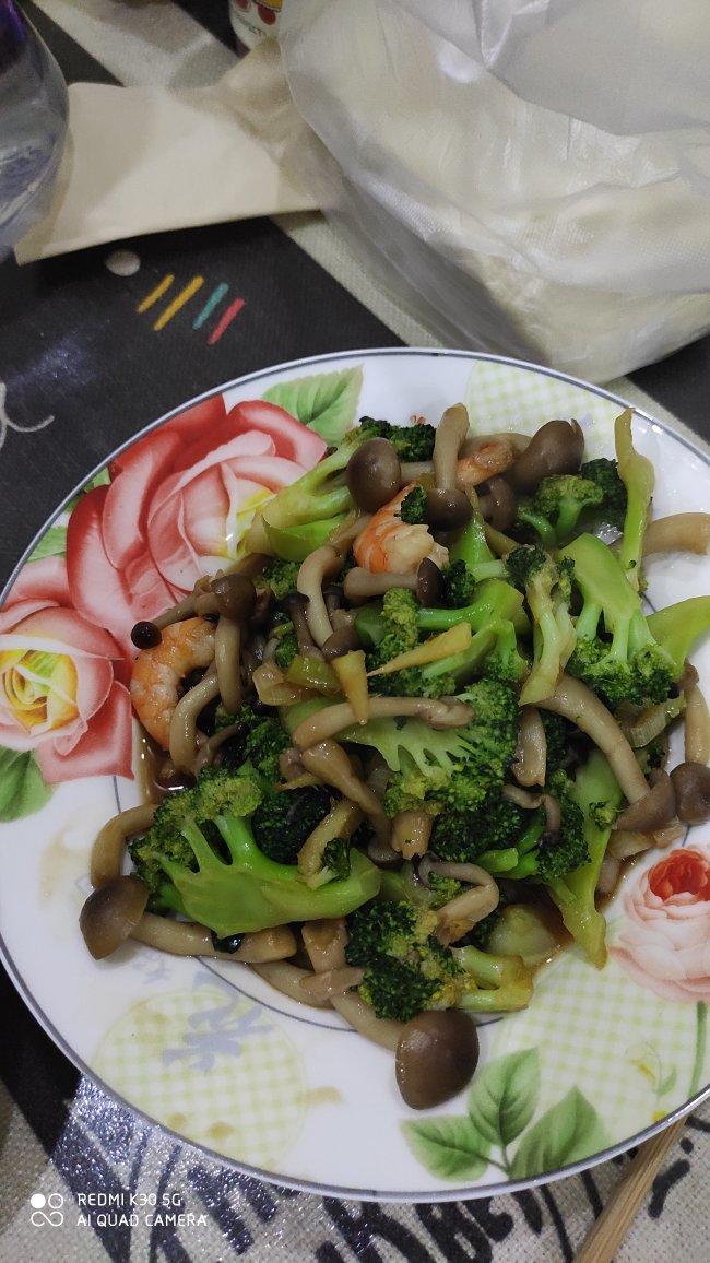 西兰花虾仁炒蟹味菇