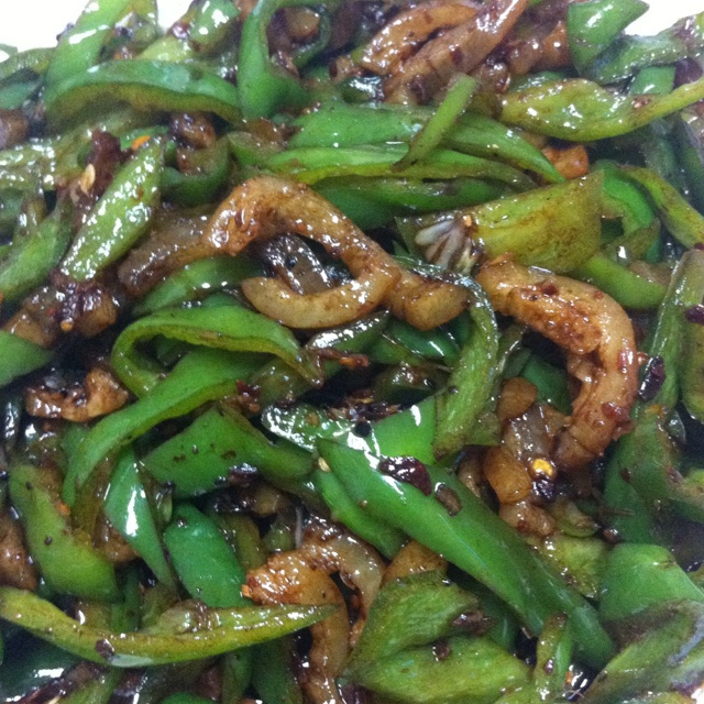 尖椒炒肉皮 何何-5做的尖椒炒肉皮 赞 猪皮,尖椒,蒜,姜,干辣椒,八角