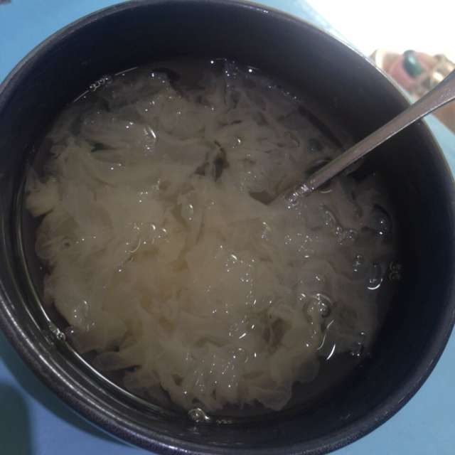 桃胶皂角米炖银耳