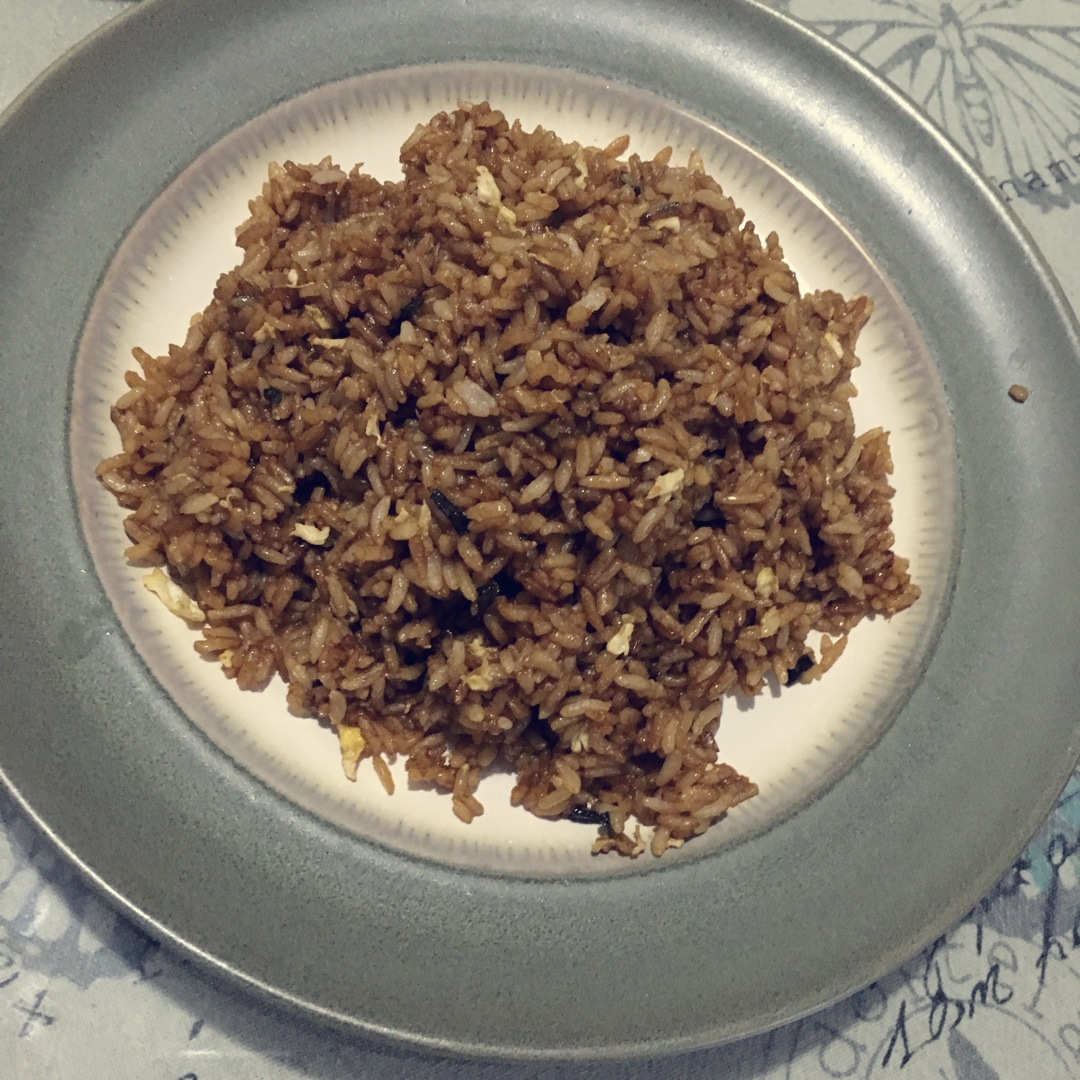 据说是 正宗酱油炒饭
