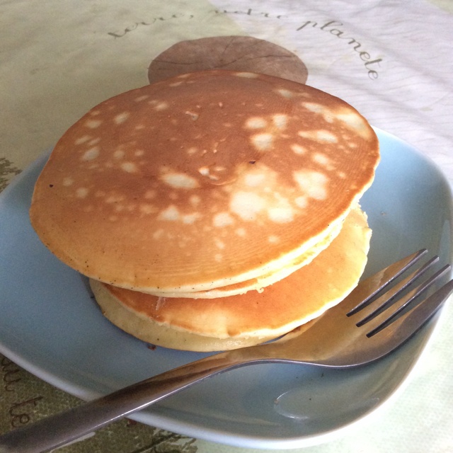 【酸奶松饼yogurt pancake】，搭上黑莓果酱和枫糖的美味。
