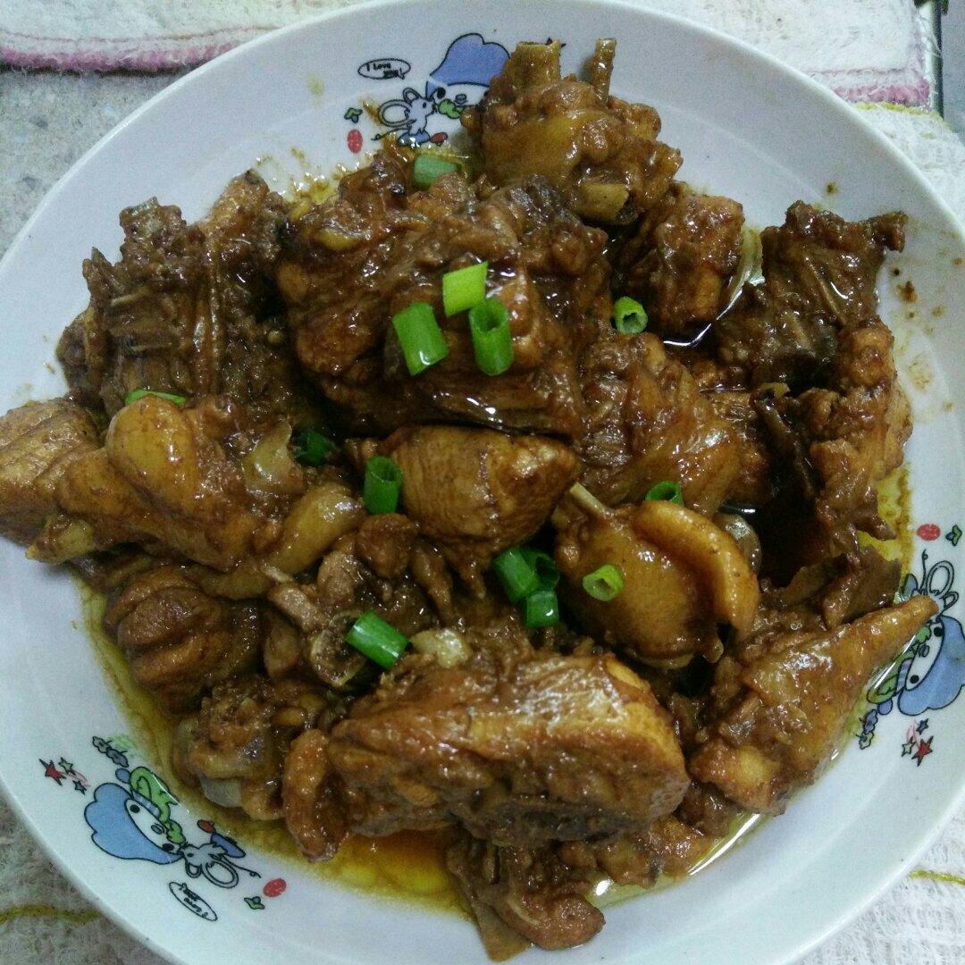 十几年不吃鸡肉的人吃了一盘子的小鸡炖香菇