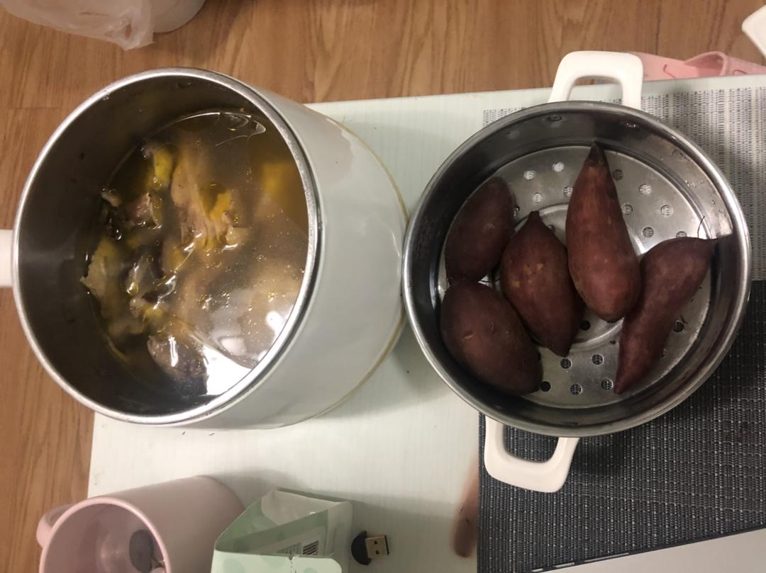 电煮锅一人食鸡汤蘑菇汤，蒸红薯的做法