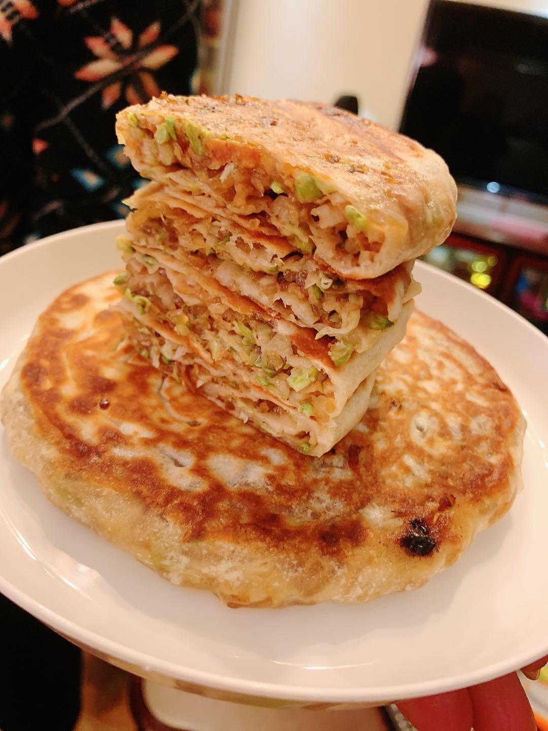 小雅麻麻做的槐花猪肉馅饼