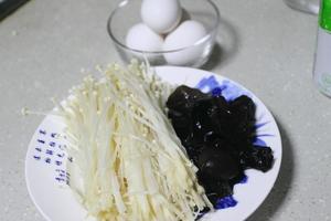 快手家常菜：金针菇炒鸡蛋的做法 步骤1