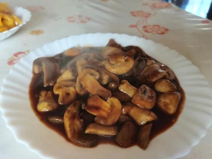 不放味精、盐，有点蒜香味的蚝油口蘑