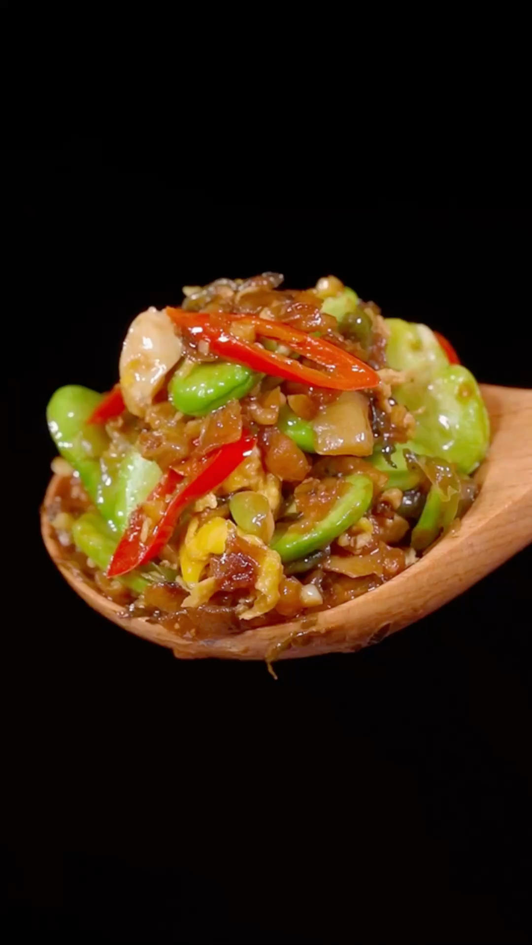 真没想到这个蚕豆炒外婆菜这么下饭，尤其是加了几个鸡蛋一起炒，三碗米饭不够吃的做法