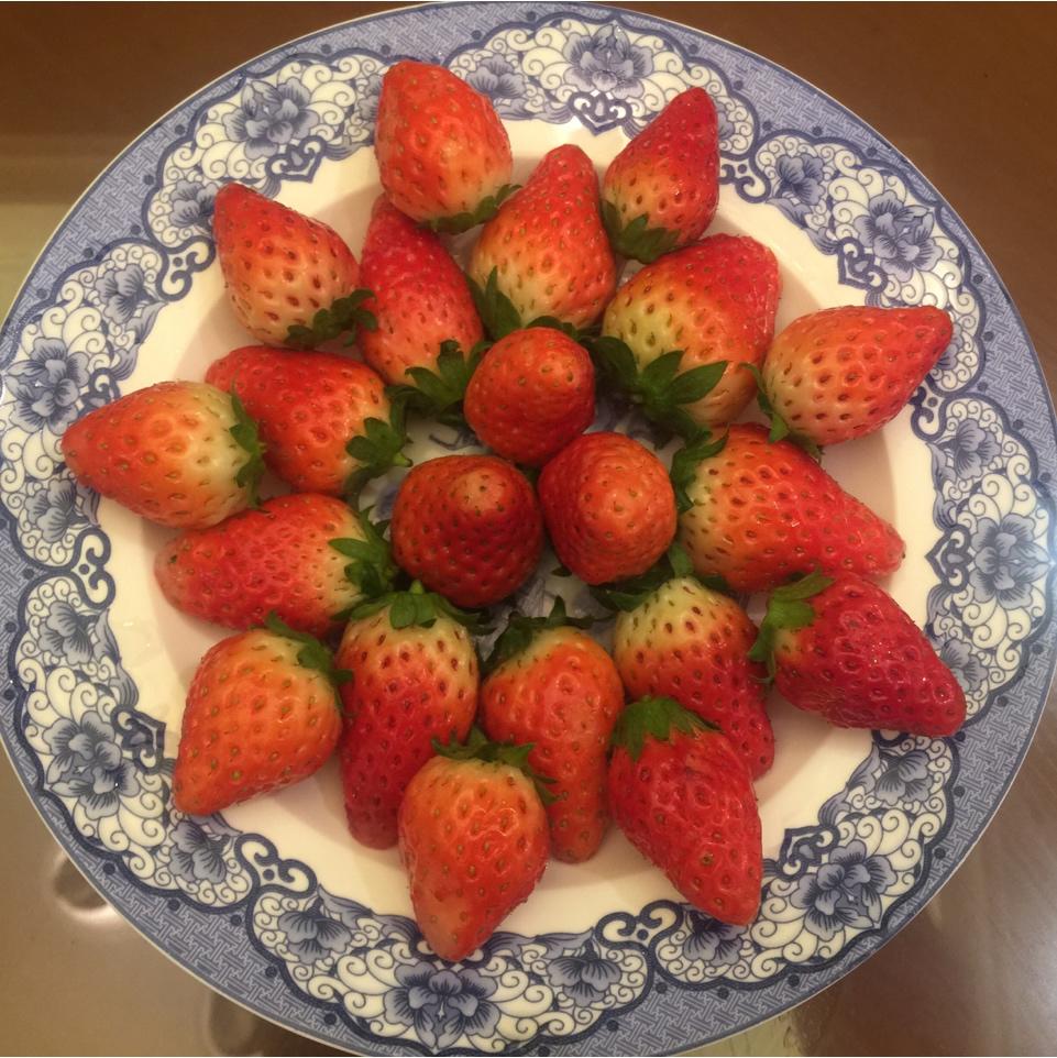 三加一无碳低碳试行者做的草莓小花和果盘