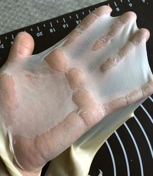 中筋面粉和手套膜实验的做法 步骤3