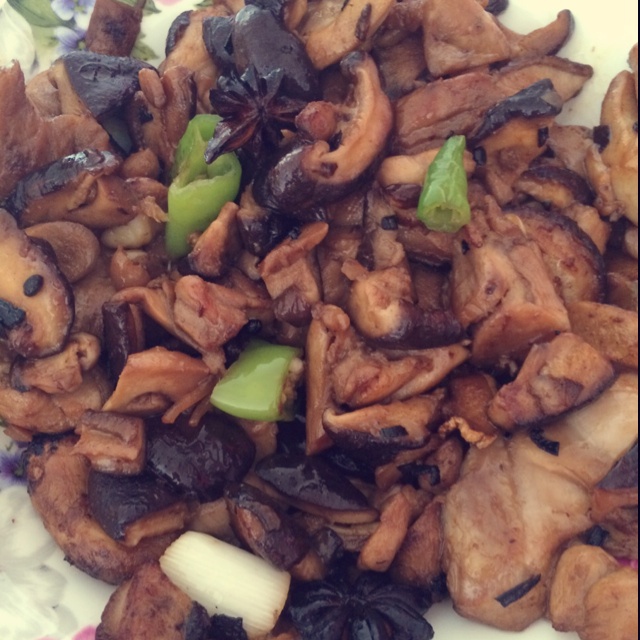 很下饭的爆炒香菇鸡腿肉