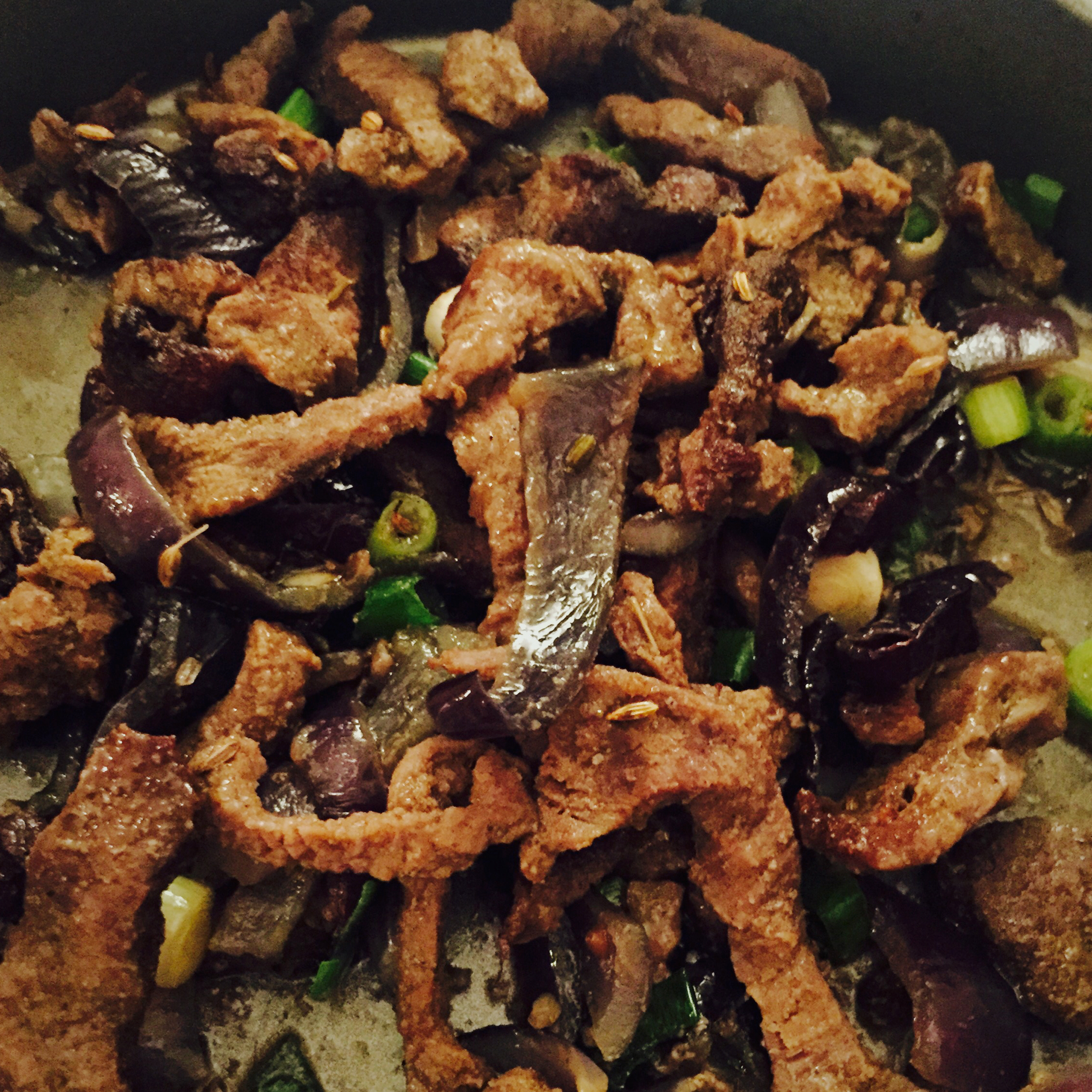孜然洋葱炒牛肉粒