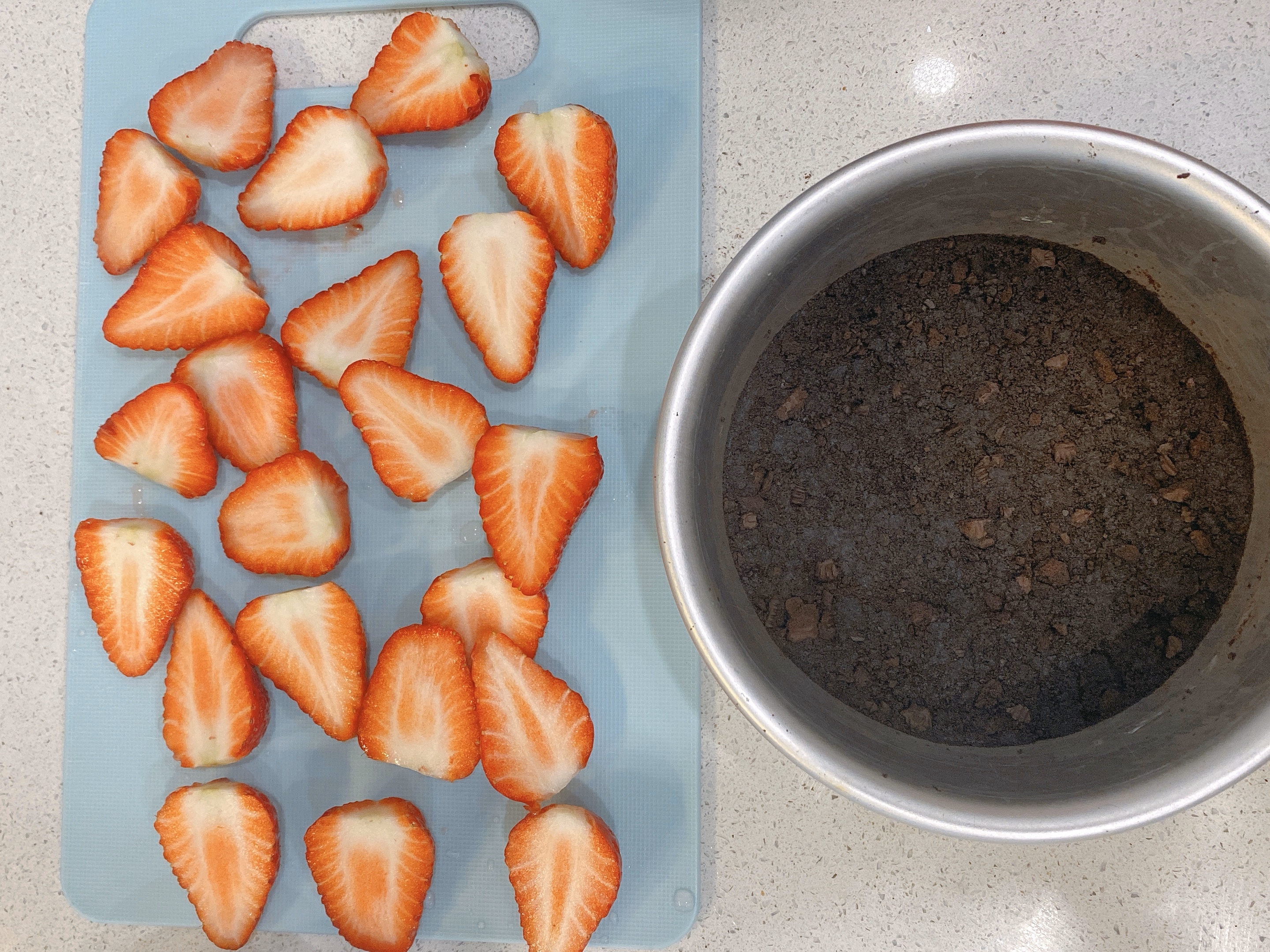 不用烤箱不用打发的超简单高颜值草莓慕斯蛋糕的做法 步骤3