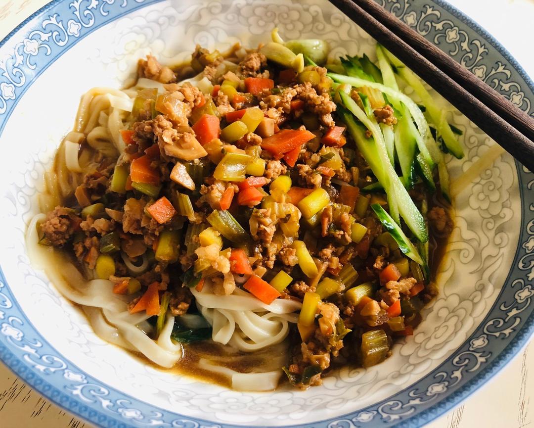 杏鲍菇杂蔬炸酱面
