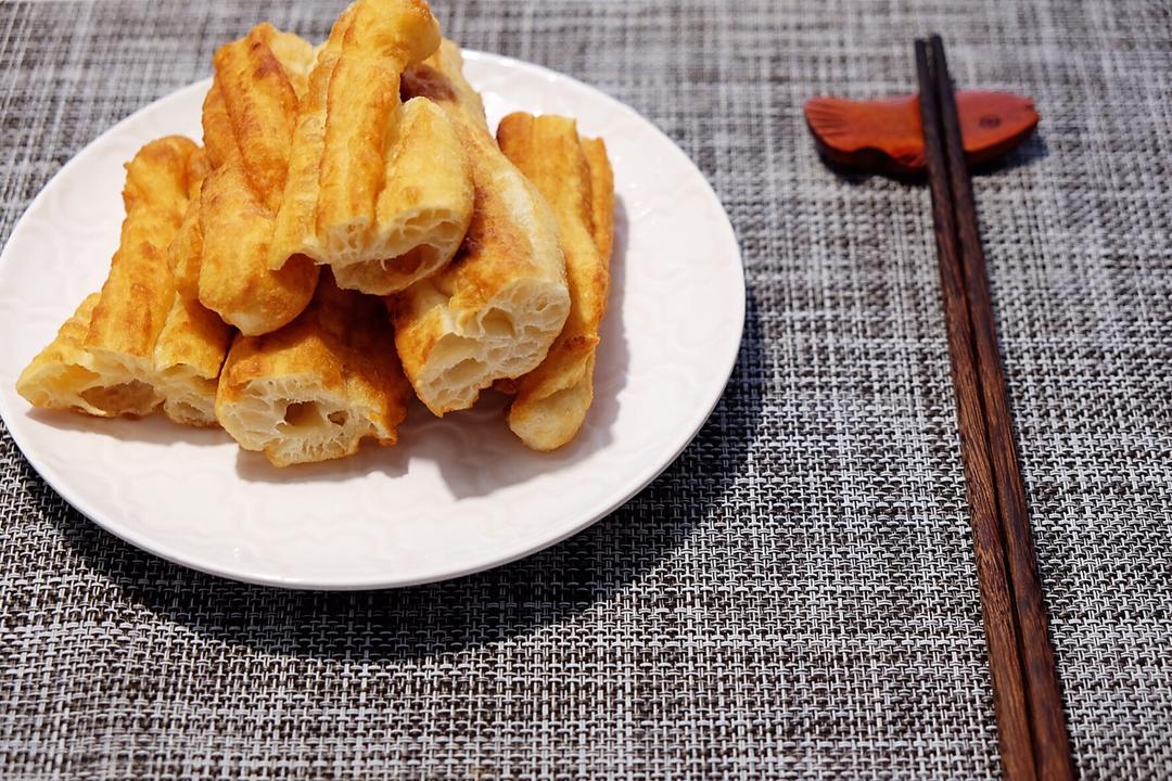 （视频菜谱）自制蓬松 炸油条