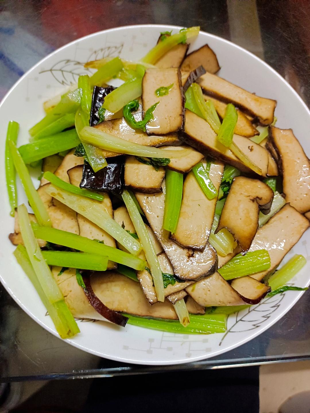 让何老师好吃到哭的同款芹菜炒香干，真的超美味