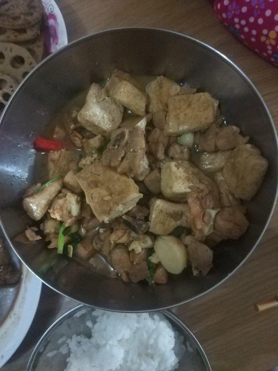 鸡腿豆腐煲