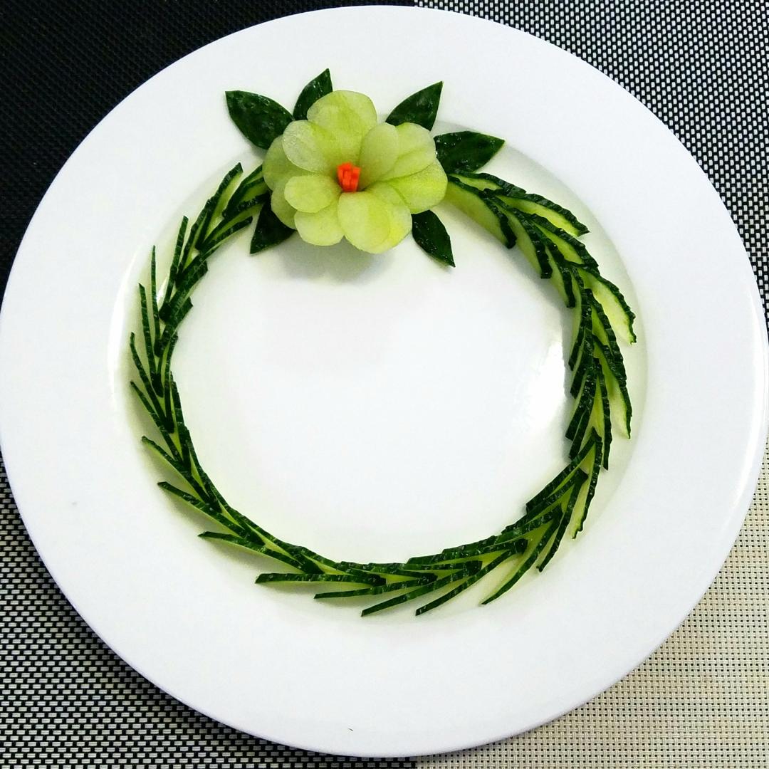 紫苏清浅做的简单美丽的盘饰(1)——(不会雕刻也能做出)黄瓜拼装花