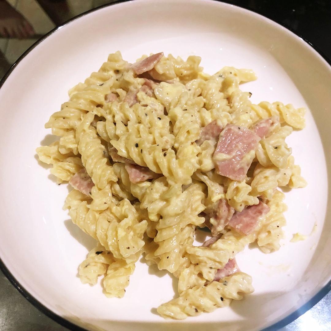 超简单的奶汁培根意面Carbonara